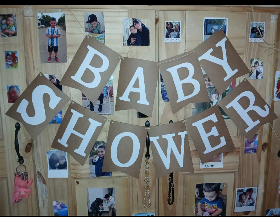 Guirnalda de baby shower con letras blancas y fotografías familiares