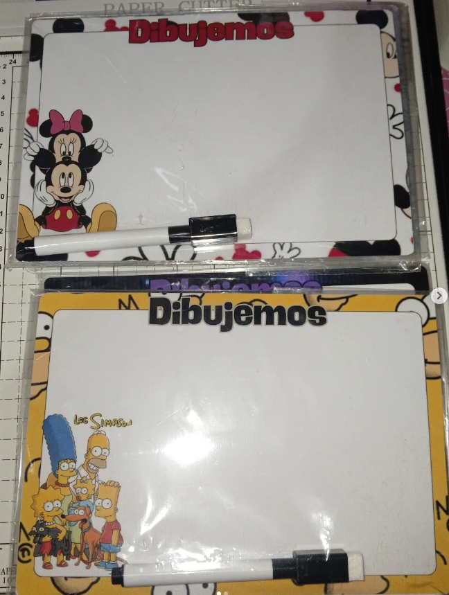 Dos pizarras personalizadas para dibujar, acompañadas de marcadores