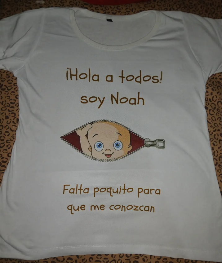 Remera personalizada para anunciar la llegada de un bebé, realizada por Titi