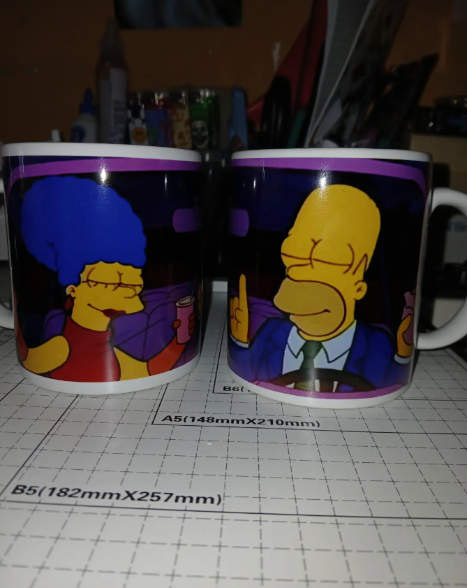 Dos tazas sublimadas con diseños de personajes, realizadas por Titi